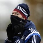 Småsyg. Nicklas Bendtner er godt pakket ind, for at imødegå al sygdom inden kampen mod Sverige lørdag. 