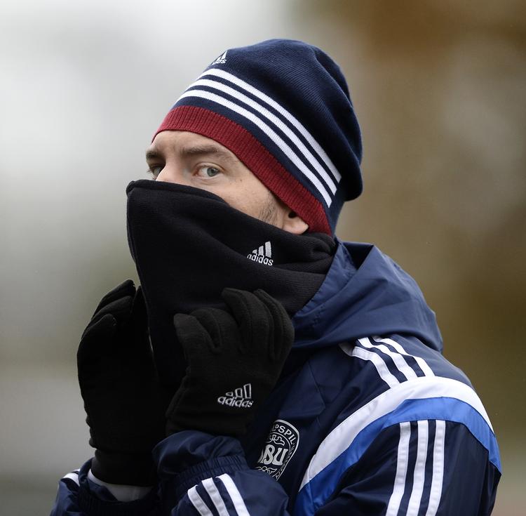 Småsyg. Nicklas Bendtner er godt pakket ind, for at imødegå al sygdom inden kampen mod Sverige lørdag. 