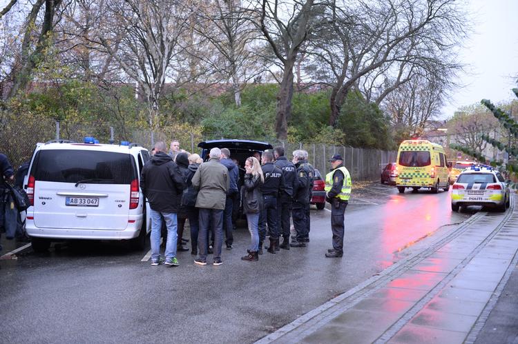 Efterforskning. Politi og redningsmandskab er massivt til stede på Frederiksberg, hvor tre personer er fundet døde i en lejlighed. 