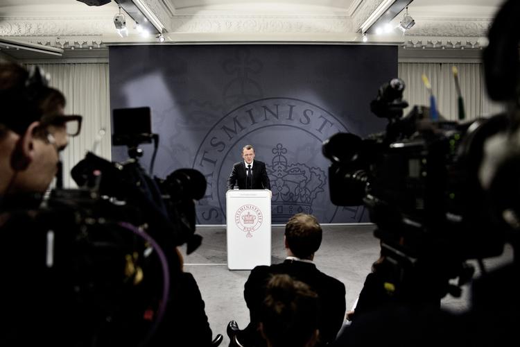 Overhalet. Lars Løkke Rasmussen (V) bliver både presset udefra og indefra på flygtningespørgsmålet. 