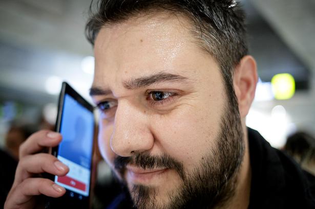 Basem taler med sin kone i telefonen. De har ikke set hinanden i to år - om en halv time er hun på stationen for at hente ham. 