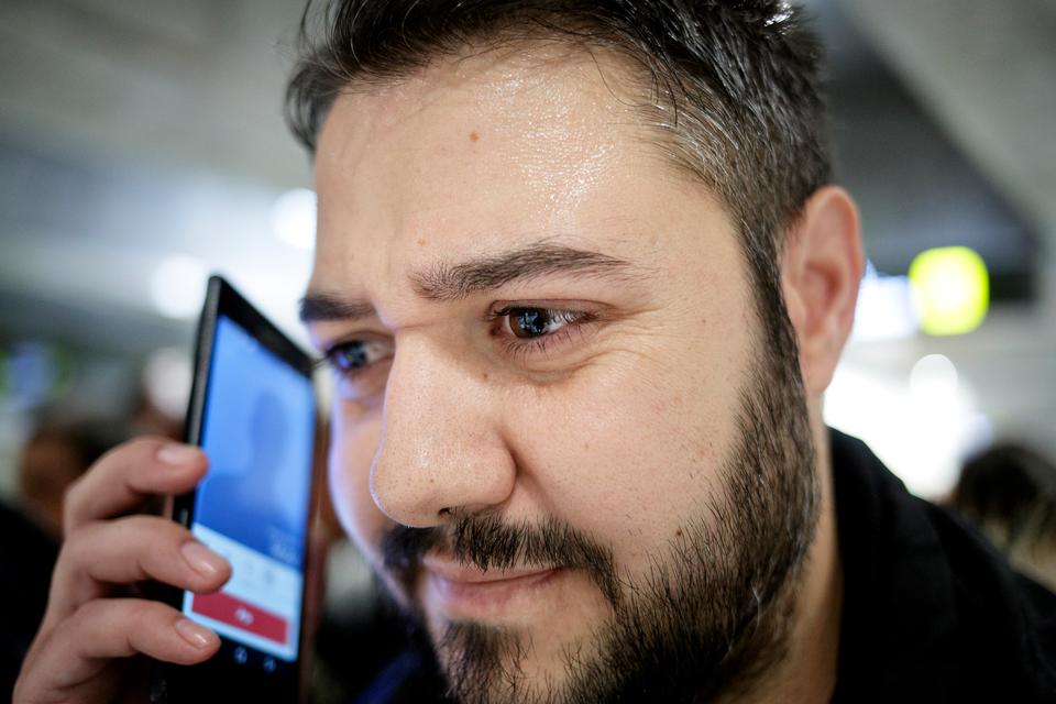Basem taler med sin kone i telefonen. De har ikke set hinanden i to år - om en halv time er hun på stationen for at hente ham. 