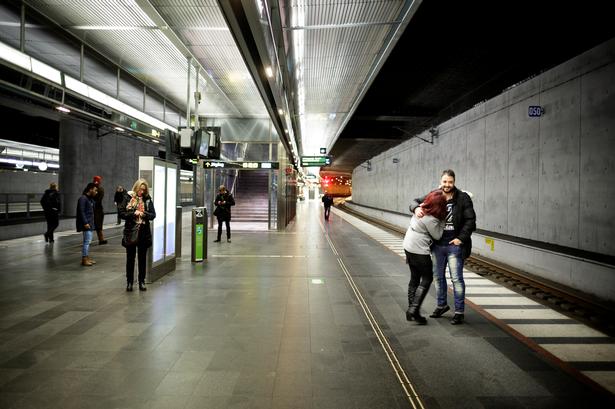 "Nu skal vi hjem og sove - og så skal vi feste i morgen," siger Maram. 