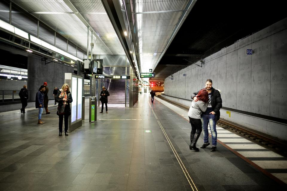 "Nu skal vi hjem og sove - og så skal vi feste i morgen," siger Maram. 