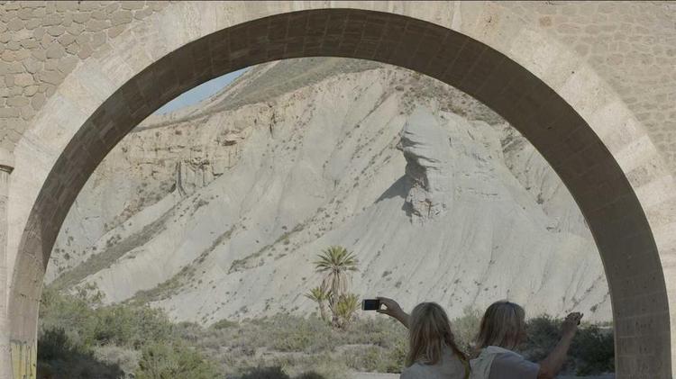 Filmsprog. Det sterile samtalelaboratorium modsvares af poetiske landskaber. 