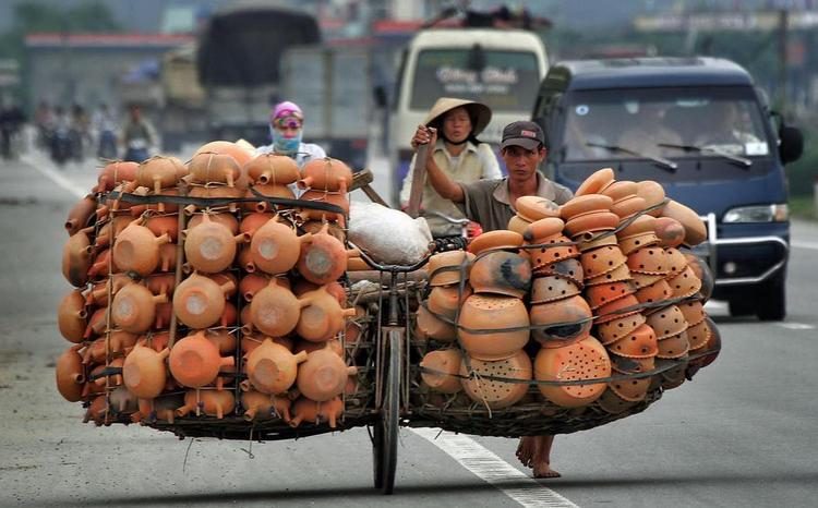 ALTERNATIVT. En cykel rækker her til transport af lerkrukker. Transporten foregår i nærheden af Hanoi i Vietnam. Foto: David Longstreath/AP 