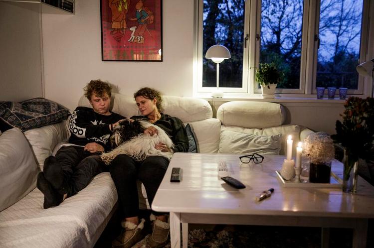 Ro. Oscar Magelund gik meget i byen og havde masser af konflikter med sin mor Charlotte Magelund. Men de er begge blevet bedre til at tackle hinanden efter et familiekursus. 