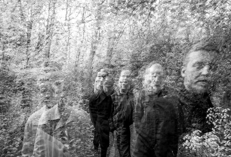 Mangefacetteret. Der er noget dejligt ubesværet over Youngs sange, der balancerer imellem vild postpunk og øm indierock. 