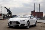 populær. Tesla er blevet mere og mere populær, og salget nærmer sig med hastige skridt 1.000 alene i år. For bare tre år siden blev der kun solgt 12. Bilen på billedet er en model S. 