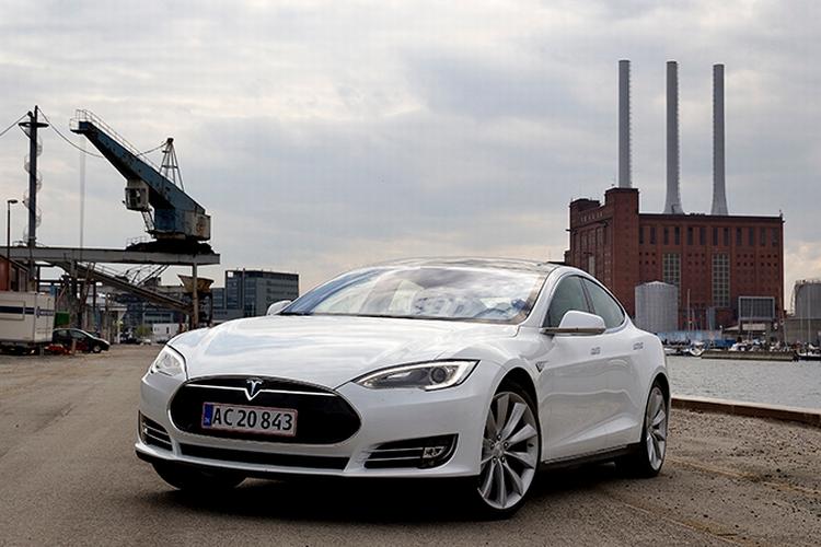 populær. Tesla er blevet mere og mere populær, og salget nærmer sig med hastige skridt 1.000 alene i år. For bare tre år siden blev der kun solgt 12. Bilen på billedet er en model S. 