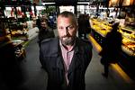 Konsekvent. For Jesper Uhrup Jensen er kampen mod discount en mærkesag. Derfor handler han udelukkende i Torvehallerne, Irma og special- forretninger, men er aldrig helt oppe at ringe over det danske fødevareudbud. Foto: Martin Lehmann 