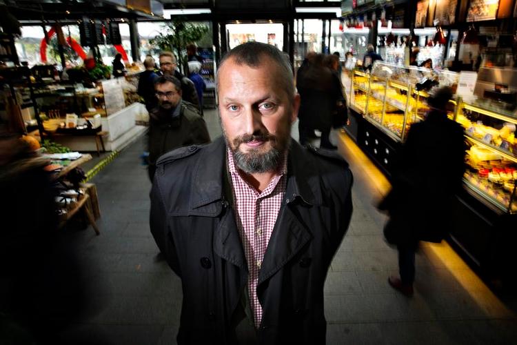 Konsekvent. For Jesper Uhrup Jensen er kampen mod discount en mærkesag. Derfor handler han udelukkende i Torvehallerne, Irma og special- forretninger, men er aldrig helt oppe at ringe over det danske fødevareudbud. Foto: Martin Lehmann 