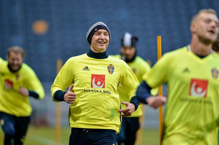 PROFIL. Med Albin Ekdal ude eren større del af ansvaret på Sverigescentrale midtbane overladt til rutinerede Kim Källström ( i midten). Han  har spillet 123 landskampe. 