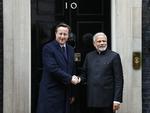 møde. Premierminister David Cameron med sin indiske kollega, Narendra Modi, foran 10 Downing Street, hvor de ifølge en lang række forfattere forhåbentlig skal drøfte den stigende vold og intolerance mod indiske forfattere. 