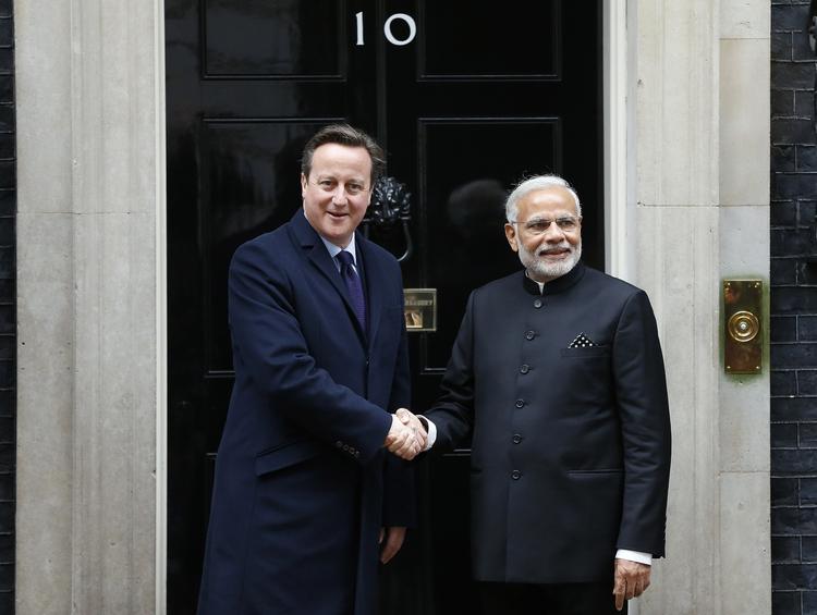 møde. Premierminister David Cameron med sin indiske kollega, Narendra Modi, foran 10 Downing Street, hvor de ifølge en lang række forfattere forhåbentlig skal drøfte den stigende vold og intolerance mod indiske forfattere. 