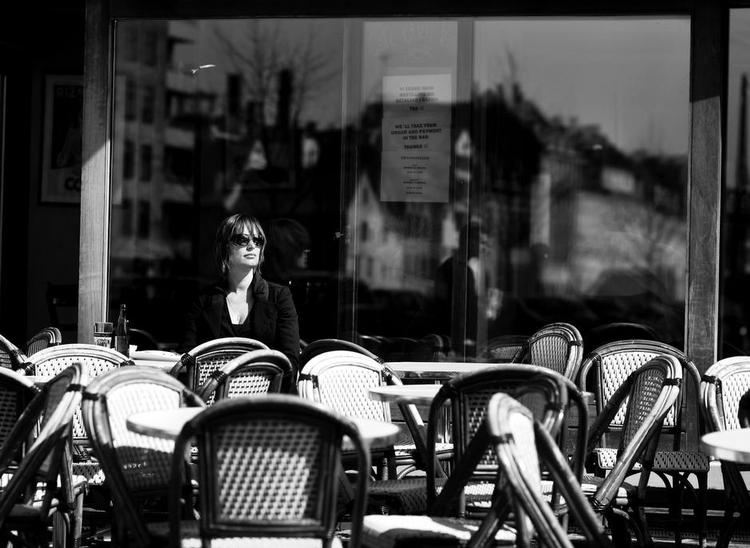 café. I dag er udendørslivet en kommerciel realitet - for dem, der altså har råd til kaffen og en plads i solen. 