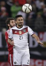 Clinch. Gündogan og Tyskland skal i kamp fredag aften mod Frankrig, der også kæmper med en lille skandale: Angriberen Karim Benzema er under mistanke for at have været med til at afpresse landsholdskammeraten Mathieu Valbuena. 