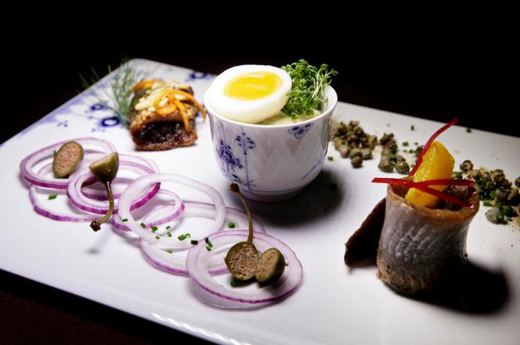 Haps, haps! Snapsekortet er lige så fremragende som smørrebrødskortet på Cafe Gl. Torv. F.eks. fik Ibyens anmelder en specialsnaps, som passede perfekt til stegte sild. Foto: Lasse Kofod 