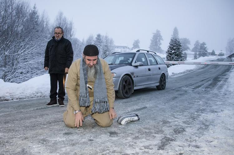 ISLAMIST. Mullah Krekar knæler i bøn på isdækket vej efter sin seneste løsladelse i januar. Han sad atter bag tremmer, da han blev sigtet i den nye og store terrorsag. 