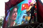 Opposition. Myanmars oppositionsleder Aung San Suu Kyis står i spidsen for partiet National Liga for Demokrati (NLD). Over tre perioder fra 1989 til 2010 - i alt i 15 år - sad hun i husarrest. Det gjorde hun blandt andet også i 1991, da hun modtog Nobels Fredspris. 