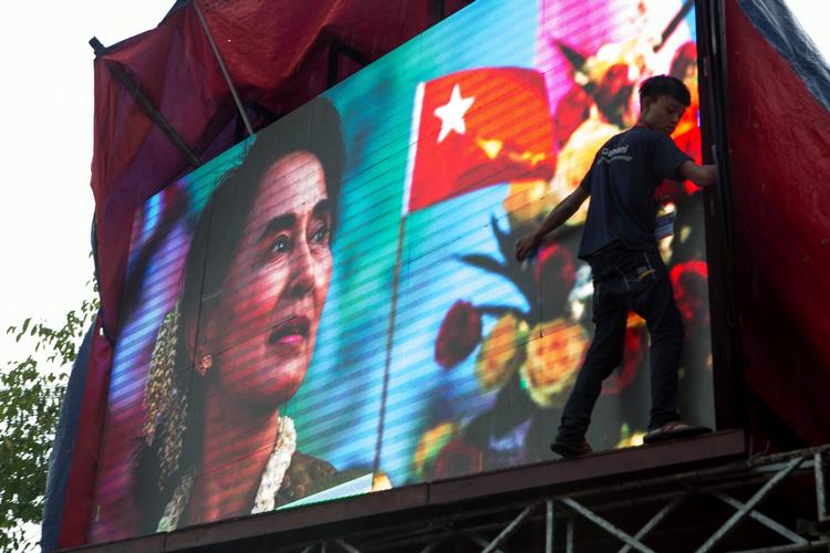 Opposition. Myanmars oppositionsleder Aung San Suu Kyis står i spidsen for partiet National Liga for Demokrati (NLD). Over tre perioder fra 1989 til 2010 - i alt i 15 år - sad hun i husarrest. Det gjorde hun blandt andet også i 1991, da hun modtog Nobels Fredspris. 