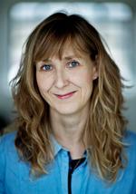 Sprogtone. Cecilie Eken skriver, så englene synger og ulvene hyler, i sin nye bog. 