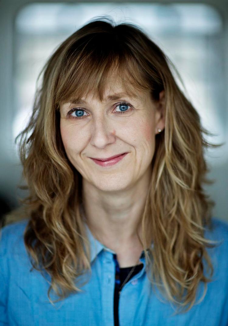 Sprogtone. Cecilie Eken skriver, så englene synger og ulvene hyler, i sin nye bog. 