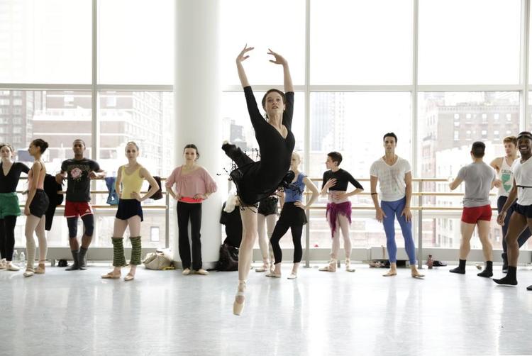 Balletserie. Sarah Hay spiller balletdanseren Claire Robins, der oplever det klassiske fjendskab, da hun udpeges til hoveddanser i truppen. 