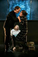 Opgør. Joen Højerslevs brormand og Marianne Søndergaards system-søster strides om manden i stolen, Nils p. Munk 