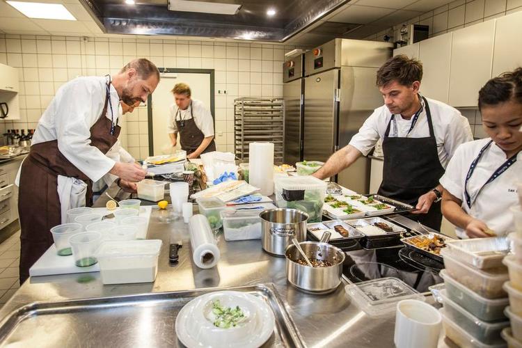 MADKAMP. De tre kokke, Claus Henriksen fra Dragsholm Slot (midten bagerst), Henrik Yde-Andersen fra Kiin Kiin i København (th.) og Mikkel Maarbjerg fra rådgivningsvirksomheden Kirk+Maarbjerg (tv.) konkurrerede om den bedste flymad. 