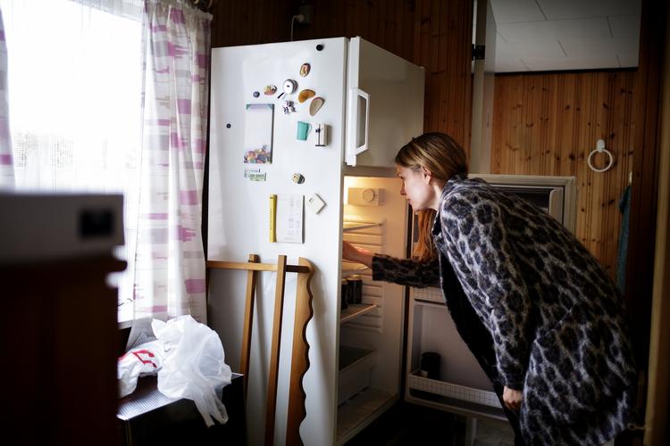 Signe Gross Havsager og familien overtog køleskabet, da de købte kolonihave. Men som mange gamle apparater har køleskabet et højt strømforbrug. 