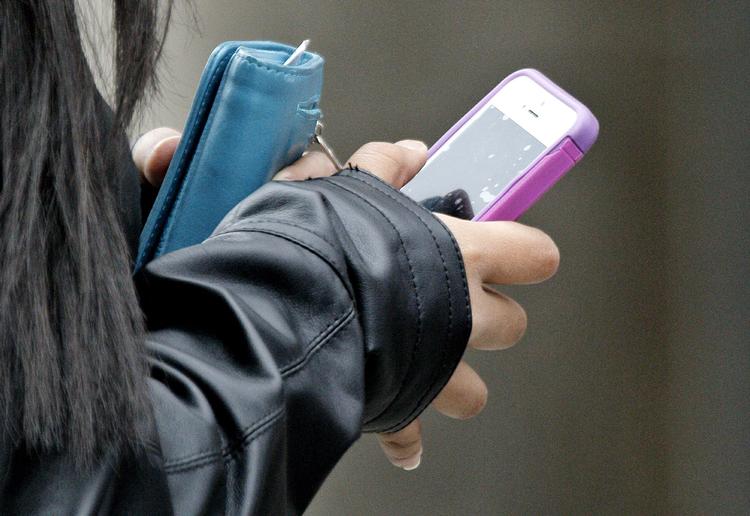 telefonzombie. En 'smombie' går med næsen i sin smartphone og ænser ikke verden omkring sig. 