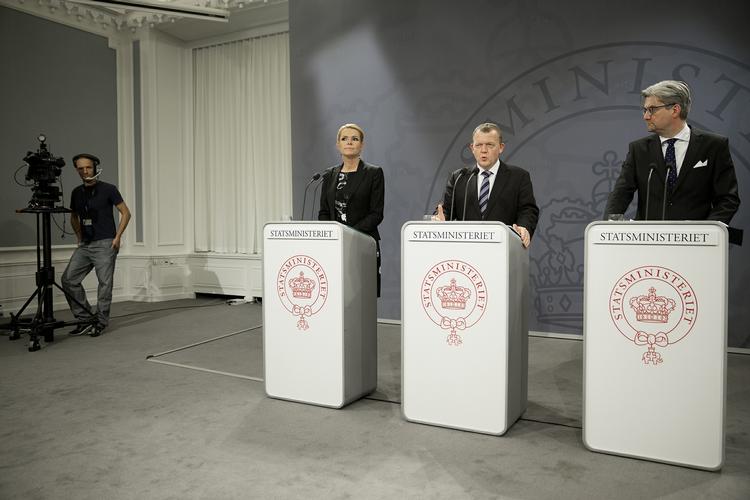 Stramning. Regeringens asylstramninger indebærer blandt andet mulighed for indkvartering i telte, at varigheden af flygtninges opholdtilladelser skal begrænses og at  egenbetaling for asylansøgeres ophold i Danmark hæves. 