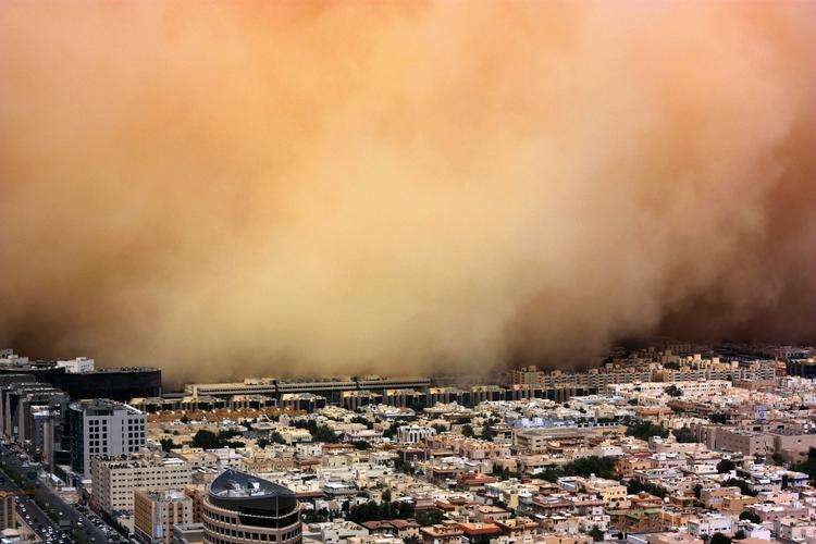 Klimatrussel. Saudi-Arabien har hidtil været fodslæbende i klimaforhandlingerne, men har nu indsendt en klimaplan til FN. Landet vil blive stærkt påvirket af den globale opvarmning og kan for eksempel vente flere sandstorme som denne over hovedstaden Riyadh. 