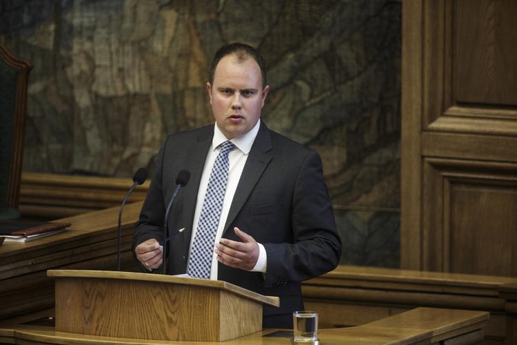 ASYLPAKKE. DF's udlændingeordfører Martin Henriksen ser meget af sit partis politik i de asylstramninger, regeringen nu fremlægger. 