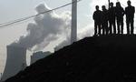 Boykot? Røg strømmer op fra et kraftværk i det nordlige Kina. En global bevægelse vil ramme den fossile energi fra kul, olie og gas ved at nægte at investere i selskaberne bag. Københavns Kommune overvejer nu at tilslutte sig boykotten, men det giver heftige diskussioner. 