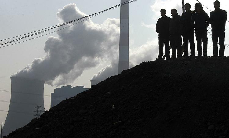 Boykot? Røg strømmer op fra et kraftværk i det nordlige Kina. En global bevægelse vil ramme den fossile energi fra kul, olie og gas ved at nægte at investere i selskaberne bag. Københavns Kommune overvejer nu at tilslutte sig boykotten, men det giver heftige diskussioner. 
