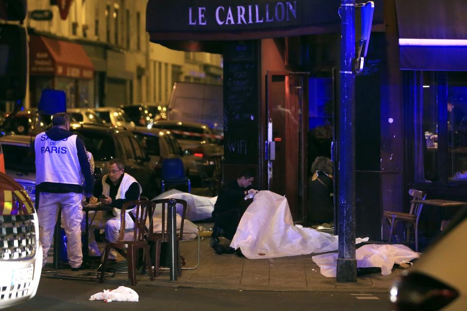 Le Carillon i Rue Alibert, hvor en umaskeret mand trådte ind og begyndte at skyde løs med et automatvåben. 