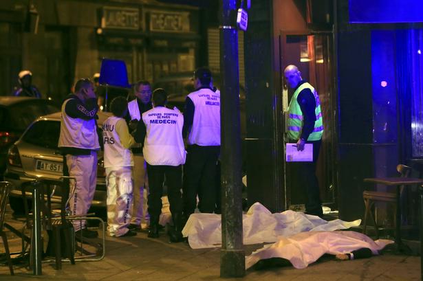 Fortov foran baren Le Carillon i Rue Alibert. 