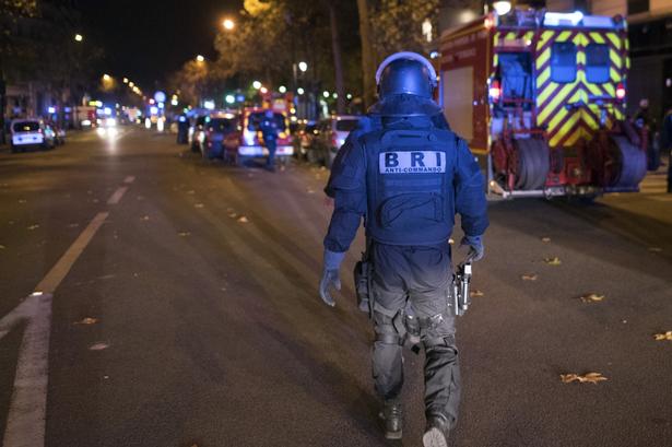 Politi uden for spillestedet Bataclan. 