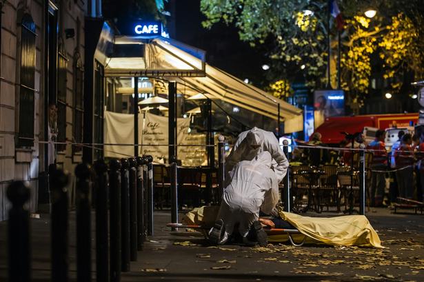 Uden for spillestedet Bataclan. 