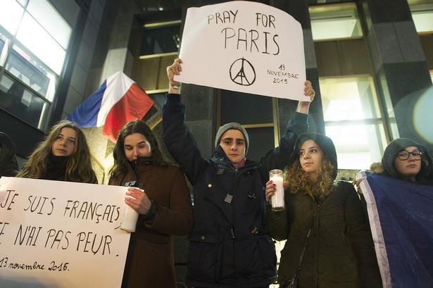 »Jeg er fransk, jeg er ikke bange«. Foran det franske konsulat i Montreal i nat. 