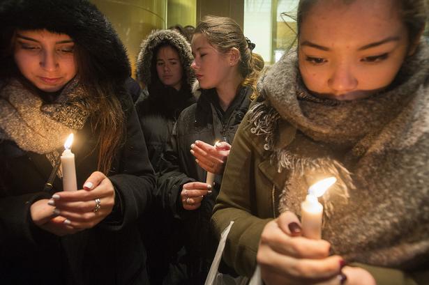 Lys tændes for ofrene over hele verden, her uden for det franske konsulat i Montreal. 