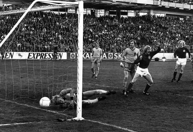 Endelig. Efter 39 år uden sejr i Sverige vandt Danmark i 1976 en forløsende 2-1-sejr i Gøteborg. Her scorer Ove Flindt Bjerg (midt) det danske sejrsmål. 