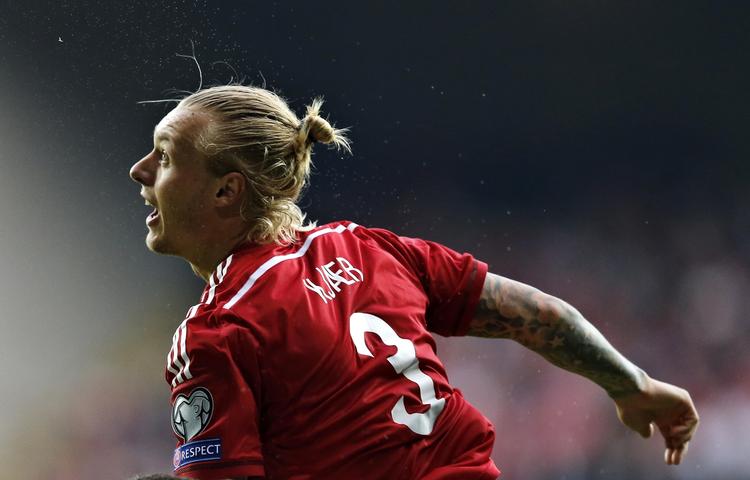 Tilfreds. Simon Kjær mener, han bliver en bedre fodboldspiller, når han trives udenfor banen. 