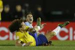 Ud. Brasiliens David Luiz fik marchordre et par minutter før tid. Her er han i clinch med Lucas Biglia. 