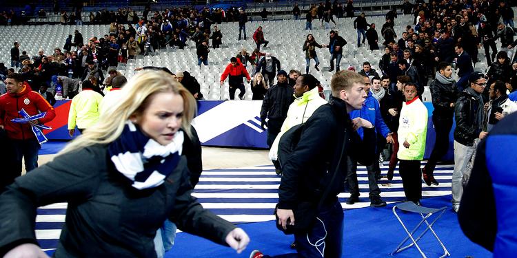 Terror. Publikum blev i nat evakueret fra stadion i Paris, efter at flere selvmordsbombere slog til foran stadionet, hvor Frankrig spillede landskamp. 