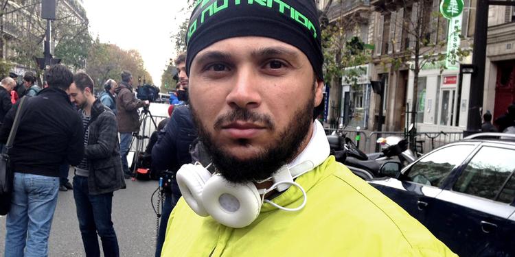 Chokeret. 36-årige Munir forsøger at løbe aftenens oplevelser ud af kroppen, men standser op, da han når politiafspærringerne. Foto: Per Thiemann 