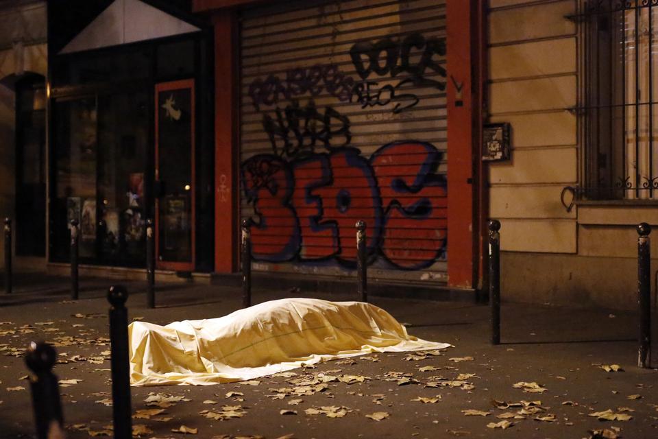 Uden for spillestedet Bataclan. 