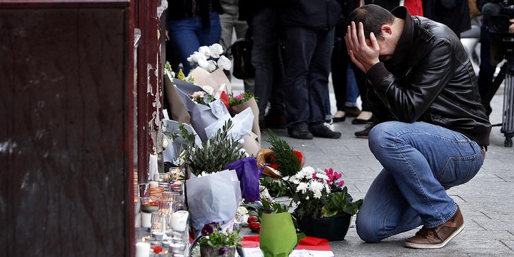 Efterspil. En mand sørger foran Café Carillon i paris, hvor adskellige i nat blev dræbt i et koordineret terrorangreb. 